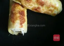 Illustration of how to make fish-filled egg toast roll 10