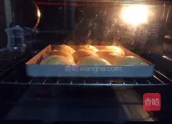 Illustration of how to make ham sausage bread 17