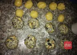 Illustration of how to make five-nut mooncakes 1