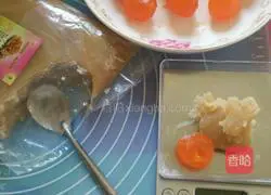 Illustration of how to make egg yolk and lotus paste mooncakes 3
