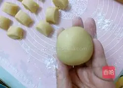Illustration of how to make egg yolk and bean paste mooncakes 14