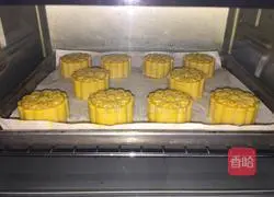 Illustration of how to make chestnut stuffed mooncakes 12