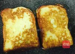 Illustration of how to fry toast with egg liquid 6