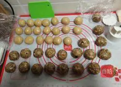 Illustration of how to make five-nut mooncakes 3