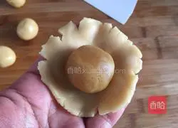 Illustration of how to make chestnut filling mooncake 6