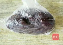 Illustration of how to make bean paste mooncakes 2