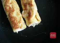 Illustration of how to make fish-filled egg toast rolls 9
