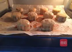 Illustration of making five-nut mooncakes 11