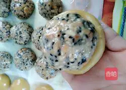 Illustration of how to make five-nut mooncakes 8