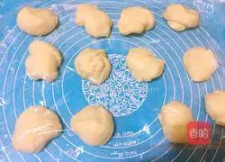 Illustration of how to make meat floss bread 8