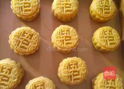 Illustration of how to make five-nut mooncakes 4