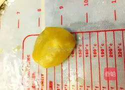 Lotus paste Illustration of how to make egg yolk mooncakes 5