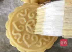 Cantonese-style bean paste and egg yolk Illustration of how to make moon cakes 18