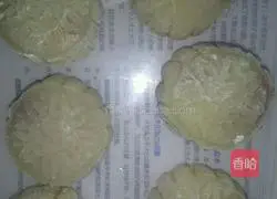 Illustration of how to make strawberry filling mooncakes 9