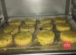 Illustration of how to make bean paste and egg yolk mooncakes 7