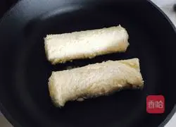 Illustration of how to make banana toast rolls 7