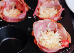 Illustration of how to make bacon toast and egg cups 4
