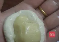 Illustration of how to make Su-style egg yolk lotus mooncake 4