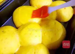 Illustration of how to make pumpkin raisin bread 13