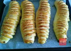 Illustration of how to make caterpillar bread 14