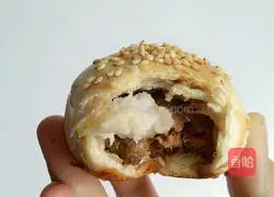 Illustration of how to make fresh meat mooncakes 14