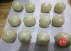 Illustration of how to make homemade five-nut mooncakes 4