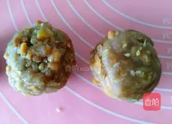 Illustration of how to make sugar-free five-nut mooncakes 7