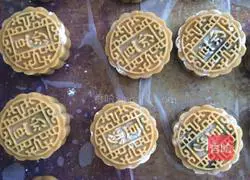 Illustration of how to make bean paste mooncakes 4