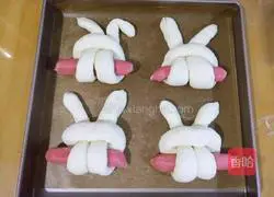 Little rabbit eats radish Illustration of how to make bread 15