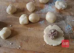 Illustration of how to make ham mooncakes 6