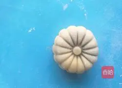 Illustration of how to make egg yolk and bean paste mooncakes 12