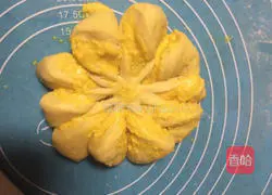 Illustration of how to make customized egg paste flower buds 16