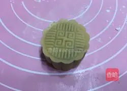 Illustration of how to make egg yolk and bean paste mooncakes 16
