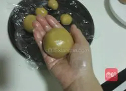 Illustration of how to make lotus paste and egg yolk mooncakes 13