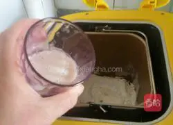  Illustration of how to make two-color toast bread 5