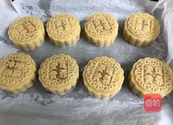 Illustration of how to make lotus paste and egg yolk mooncakes 11