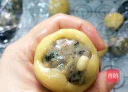 Illustration of how to make five-nut mooncakes 5