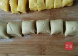 Illustration of how to make Cantonese cream coconut milk and egg yolk filling mooncakes 8