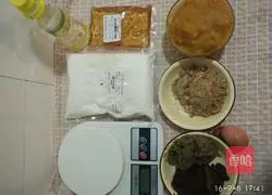 Illustration of how to make homemade moon cakes with red bean paste filling, mung bean paste filling, pineapple filling and five kernel fillings 1