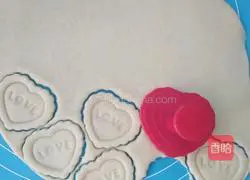 Illustration of how to make pattern cookies 9