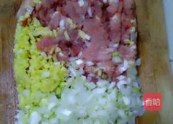 Illustration of how to make fresh meat mooncakes 1