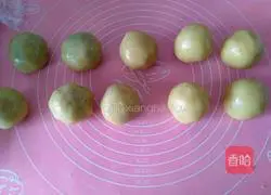 Illustration of how to make sugar-free five-nut mooncakes 9