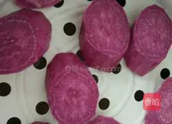 Illustration of how to make purple sweet potato and lotus paste mooncakes 1