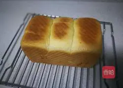 Illustration of how to make sweet bean and meat floss toast 12