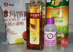 Illustration of how to make mooncakes with bean paste and egg yolk 1