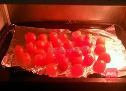 Illustration of how to make Cantonese-style mooncakes with white lotus paste and egg yolk 5