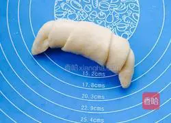 Illustration of how to make golden croissants 9