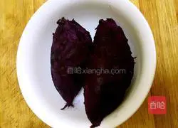 Illustration of how to make purple potato and red bean filling mooncakes 1