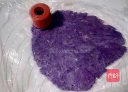 Illustration of how to make romantic purple flower cookies 6