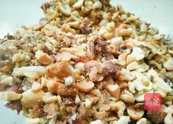 Illustration of how to make five-nut mooncakes 4